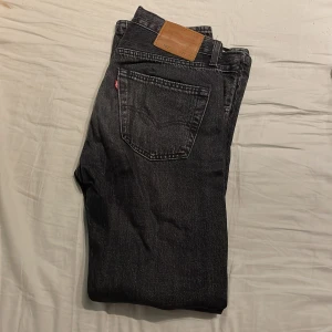 LEVIS 501 - Säljer dessa svarta Levis 501 för att de inte kommer till användning. Fint skick. Kom gärna med prisförslag och frågor.