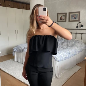 topp från zara - Jätte fin topp från zara. Säljer då det inte går att skicka tillbaka. Aldrig använd, har prislappen kvar. Pris går absolut att diskutera🥰🥰