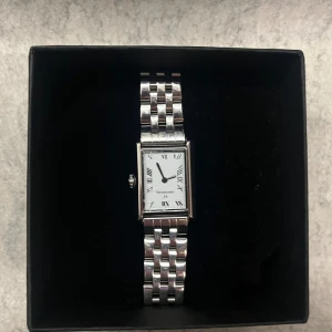 Mockberg klocka  - Silvrig klocka från Mockberg!