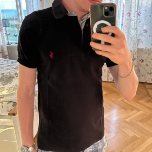 Ralph lauren piké  - Säljer en ralph lauren piké i ett bra skick! Storlek M men passar även S. Kom gärna med frågor🤗 priset kan såklart diskuteras!