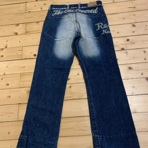 Vintage jeans - Vintage jeans Byxbenen uppsydda, men kan sprättas upp och göra långa igen Slitage vid byxben, se bild