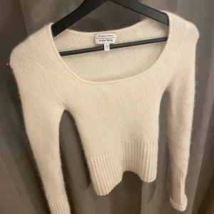 Stickad tröja med u-ringning - Supersnygg och i jättebra skick, storlek xs. Kvar tills markerad som såld❤️