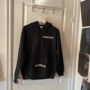 Hoodie med tryck - Cool svart hoodie med tryck på fram- och baksidan. Köpt second hand. Varm och bra nu inför hösent/vinern