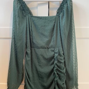 Mörkgrön söt klänning - Jättesöt mörkgrön klänning. Säljer då den inte kommer till användning 💕  