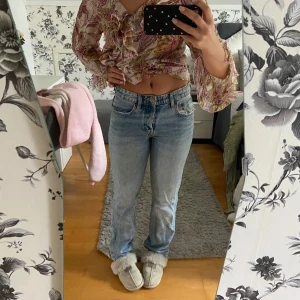 Blåa jeans  - Ett låter hål har den vid låret som inte syns kan skicka bild , annars jättefina 