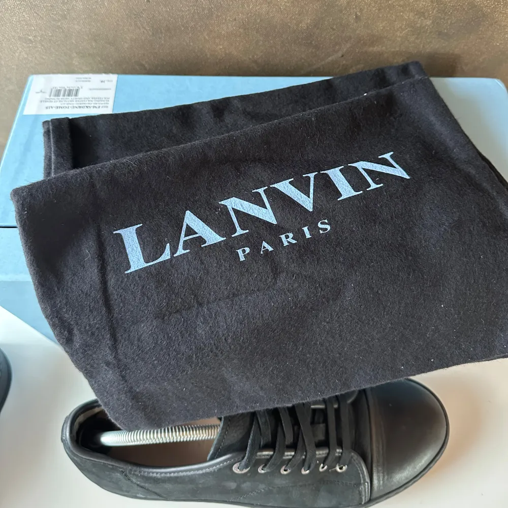 Säljer nu ett par Lanvin cap toe, helsvarta, nypris ca 5000kr, Skick 8.5/10 pga av små creasing. Väldigt bra pris med tanke på skicket. Strl 43 men passar även större. Skriv vid minsta fundering 💭  . Skor.