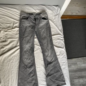 Jeans - Säljer mina gråa jeans ifrån lager 157 då dom är för tighta på mig vid rumpan. Det finns inget som har gått i sönder på dom då jag bara användt dom en gång.