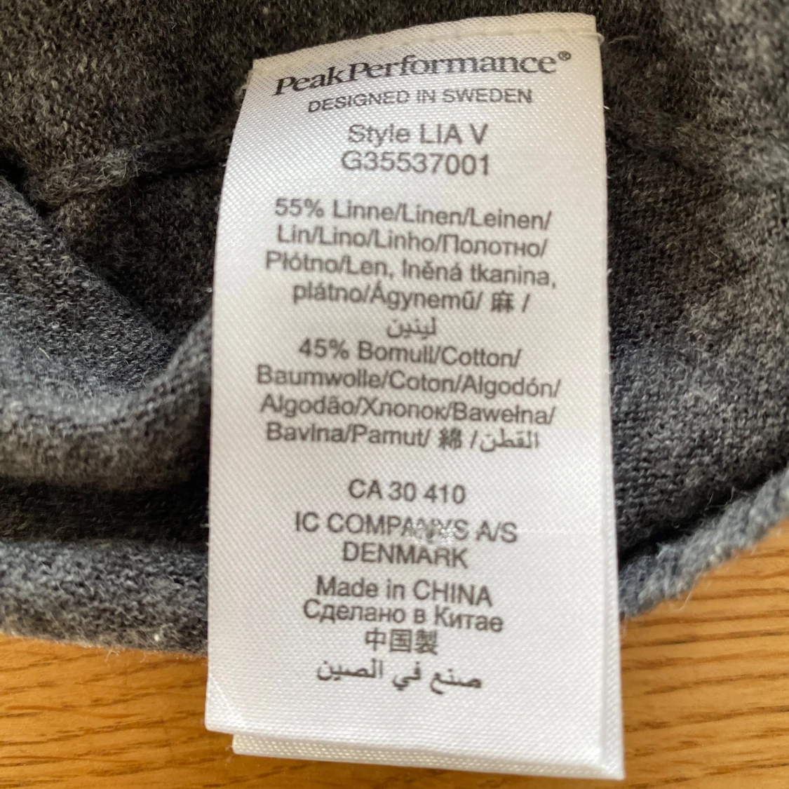 Ny grå väst i linne och bomull i strl M från Peak Performance, modell Lia V - 92