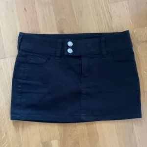 Kort jeanskjol - Snygg svart jeanskjol från hm, knappt använd och i väldigt bra skick. Pris kan diskuteras 💗