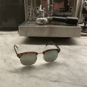 Glasögon 👓  - Säljer dessa dina glasögon jag köpte i Spanien som är 10/10 skick och jätte snygg modell!! Köpte för 699 men säljer för 299