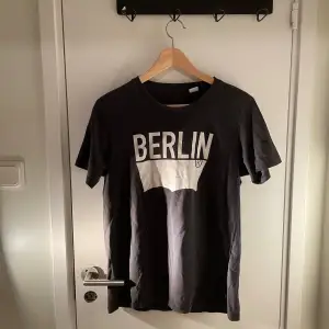 Levis t-shirt med trycket Berlin.