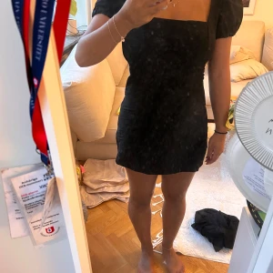 Svart miniklänning  - Använd en gång! Fint skick 