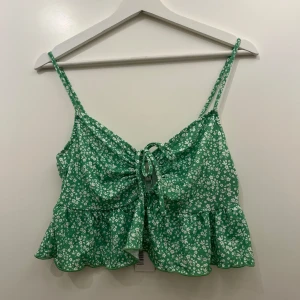 Söt topp - Söt topp i grönt. Knytdetalj fram, storlek M.💚 aldrig använd, prislappen sitter kvar. 