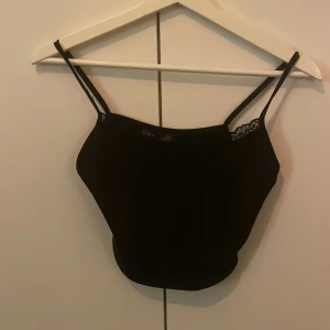 Linne - Ett svart linne från SHEIN , helt nytt och oväntat , jätte fint men för kort för min smak. Swish!