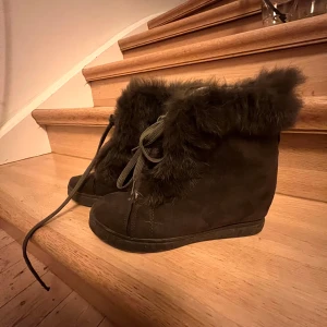 Isabel Marant liknande skor - Gröna isabel marant liknande skor köpta här på plick. Storlek 40 men passar mig som har storlek 39