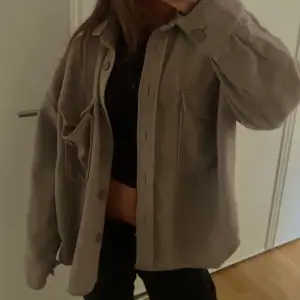 Säljer min favorit kappa från Gina tricot i super skönt material som värmer men inte är i allt för tjockt material, kommer tyvärr ej till användning längre 🩷