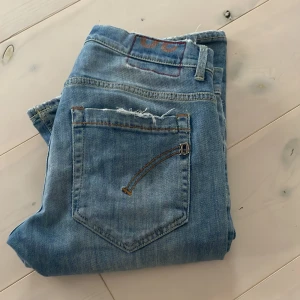 Dondup George - Tja, säljer mina dondups då jag tröttnat på dem, skick 10/10 inga defekter. Strlk 30. Hör av er ifall ni har några funderingar😁