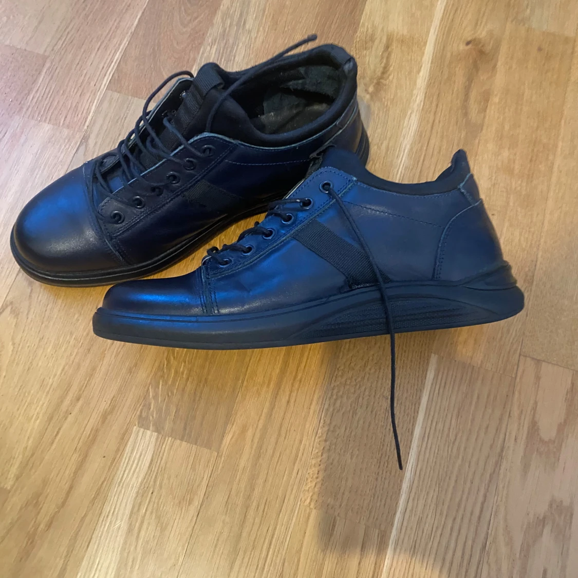 Svarta sneakers med snörning - 90