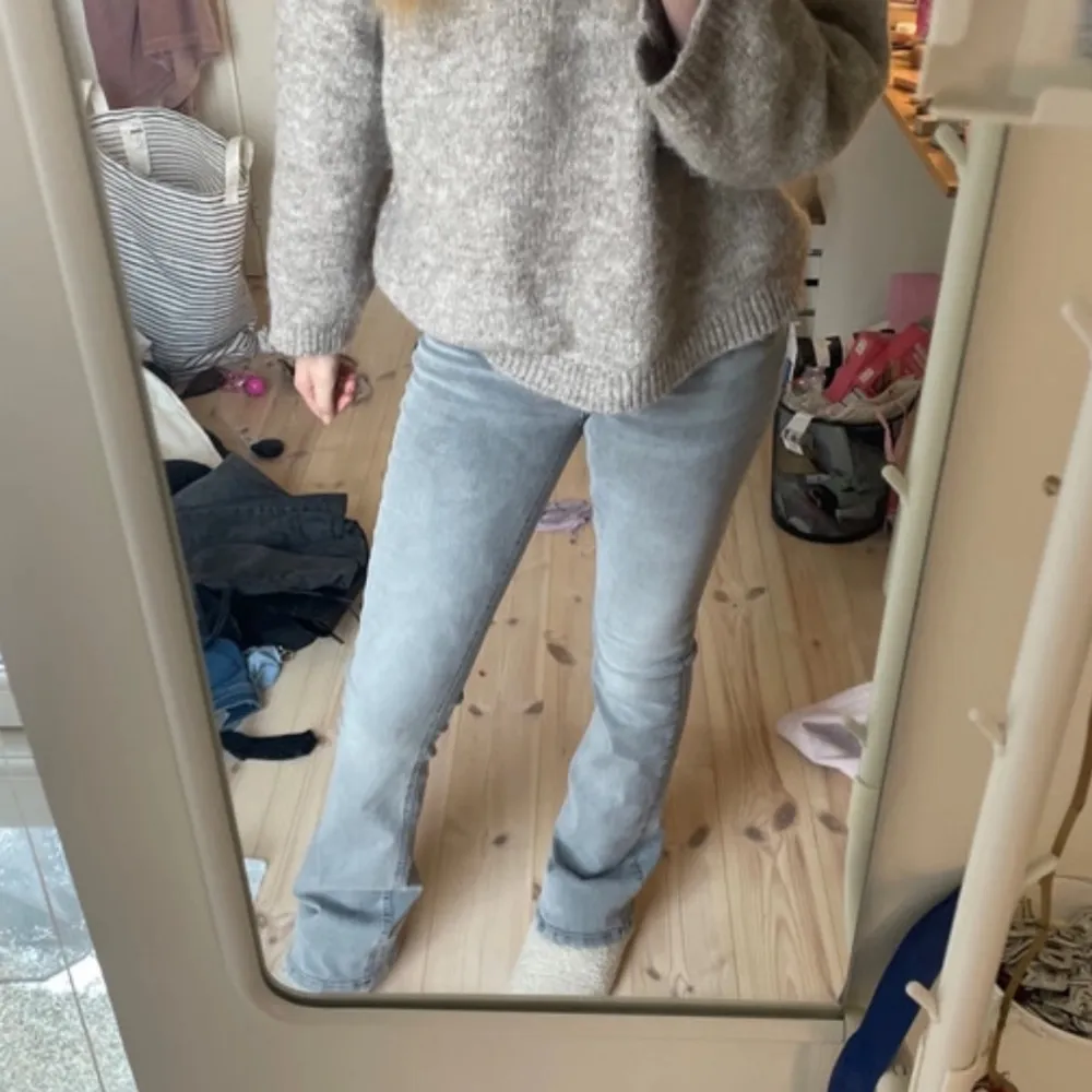 Snygga grå bootcut jeans med en klassisk femficksdesign. De har en bekväm passform och är perfekta för en avslappnad stil. Jeansen är tillverkade i ett mjukt och stretchigt material som ger en skön känsla hela dagen. Dem är i storlek 36 och dem är tall i benen. Farkut & Housut.