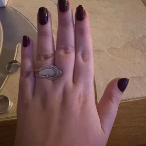 Silverfärgat ring av sked - Unikt ring  i silverfärg med en design inspirerad av en sked. Detaljerad och elegant form som ger en vintagekänsla. Perfekt för att ge en personlig touch till din stil.