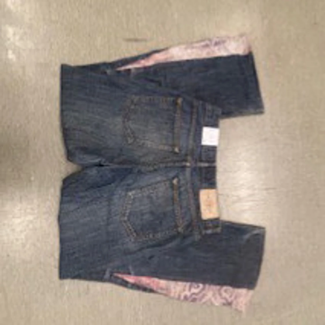 Mörkblå jeans med broderade detaljer