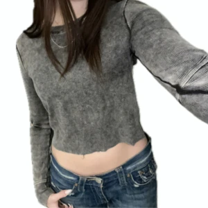 Grå ribbad croppad tröja - Grå ribbad croppad tröja med hål på armbågarna. 