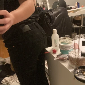 Svarta lowwaist-bootcut jeans  - Hej! Säljer nu ett par svarta jeans som är lowwaist och utsvängda i benen. Sitter jättebra på mig förutom i midjan där de tyvärr är för små. Jag är 161 och dem är lite för långa, vilket syns längst ut på jeansen därav det sänkta priset. Annars ser jeansen helt nya ut  Hör av er om fler frågor!