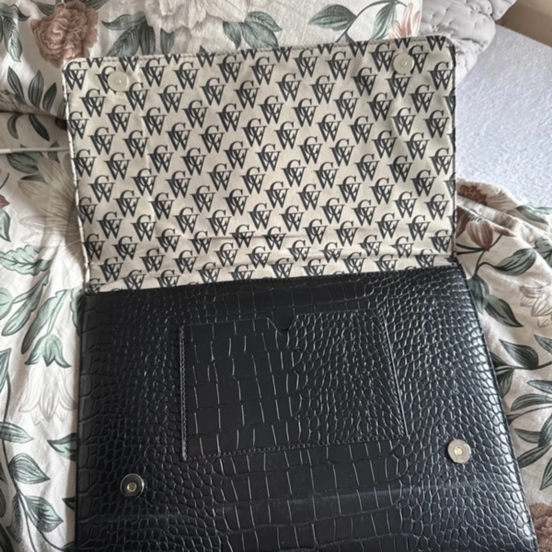Svart kuvertväska med krokodilmönster - 90