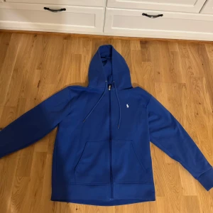 Ralph Lauren zip hoodie - Tjena! Säljer min riktigt snygga ralph lauren zip hoodie i nyskick! Stl L. Priset är ej fast så kom med prisförslag 🔥