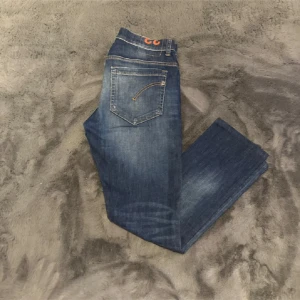 Dondup George  - Säljer nu ett par feta dondup jeans i modellen George || Skick 9/10 || Storlek W33 men dom är uppsyda så sitter mer som W32/W31 i längden || har du några frågor är det bara att höra av sig 👍