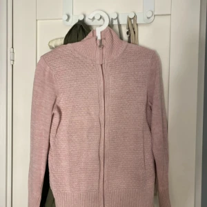 Rosa kofta  - Kommer inte till användning! Lite defekt då lite av färgen försvunnit annars fint skick.💞