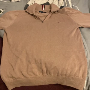 Beige half zip från Tommy Hilfiger - Hej, jag säljer en tvär snygg beige half zip från Tommy Hilfiger. Säljer för att den inte kommer till användning. Storleken på tröjan är S och är i jättebra skick ( bara använt 1 gång). Om ni är intresserade eller har frågor så svarar jag så fort jag kan.