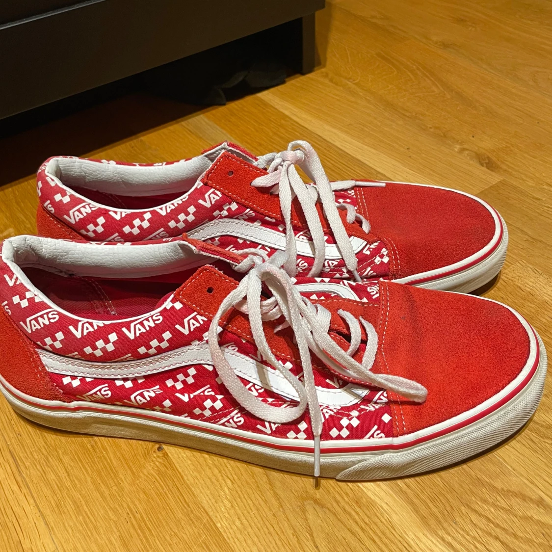 Röda sneakers från Vans