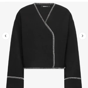 Svart kappa - Säljer denna jacka ifrån ginatricot. Aldrig använd. Hör av er för egna bilder!💞