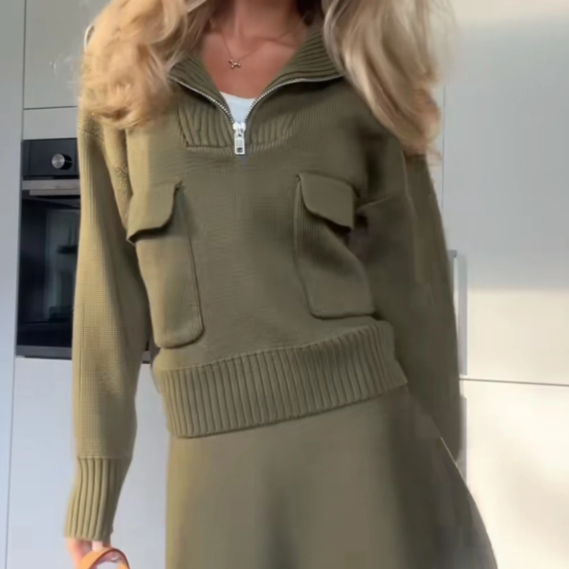 Olivgrön stickad tröja med dragkedja från Zara - 90