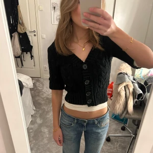 Svart stickad kofta - Svart stickad kofta med knappar💕storlek s💕