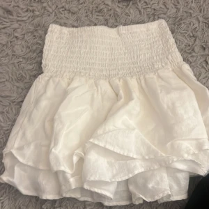 Vit kjol från Zara - Söt vit kjol från Zara med volangdetaljer jätte fin till sommarn! Strl 13-14 men passar  xs andvänt 2 gånger ungefär.