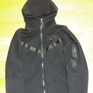 Nike Tech Fleece - Knappt använd då jag har bytt stil efter jag köpte den, strl L men sitter bra på M. Hör av er ifall ni har fler frågor!!!