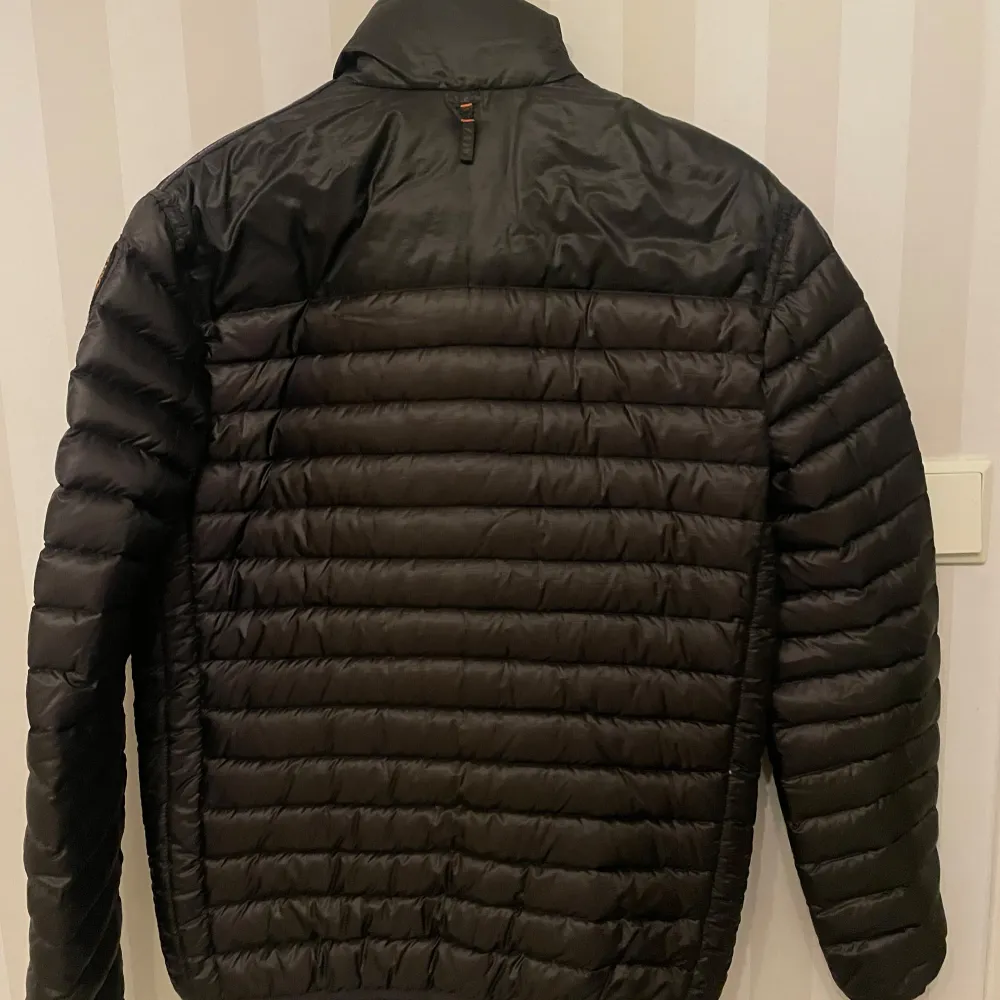 Snygg svart dunjacka från Parajumpers med broderad logga på ärmen. Jackan är i perfekt skick inga fel eller hål! Intresserad? För mer info kontakta . Takit.