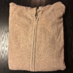 Soft Goat Cashmere zip hoodie - Beige zip hoodie från Soft Goat i 100% cashmere. Storlek L (sitter mer som M) och väldigt fint skick utan defekter.