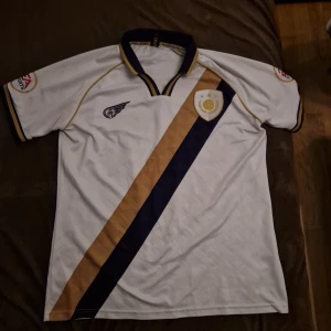 Icons EA Sports Retro fotbolls tröja - En unik och gammal fotbollströja från icons EA Sports. Tröjan är i ett fint men använt skick.