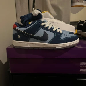 Dunk sb why so sad 40 - Dunk sb why so sad. Oanvända storlek 40. Bin: 2099kr. Legit check finns på de. (Nike Jordans dunks adidas)