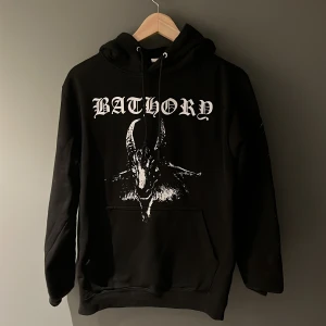Svart Bathory hoodie - Säljer en bathory hoodie. Orginalpris 600 - 800kr
