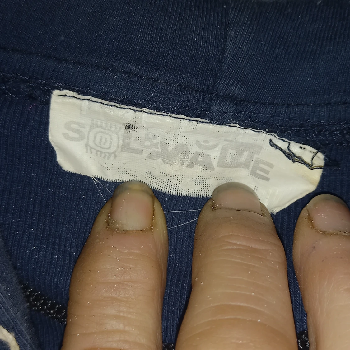 Mörkblå jacka med färgglada detaljer och med annorlunda huva - 92