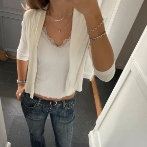 Vit stickad kofta  - Vit trekvartsärmad kofta/topp från Street One i storlek 36. Fint skick. Använd gärna köp nu!