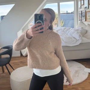 Beige stickad tröja - Fin stickad tröja med lite mönster framtill, fint skick! Hör av er vid frågor