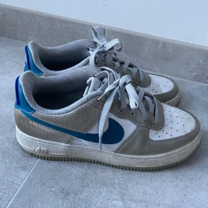 Nike skor  - Säljer ett par snygga Nike Air Force 1 skor i storlek 38,5, fint skick men lite slitna, nypris 1500kr