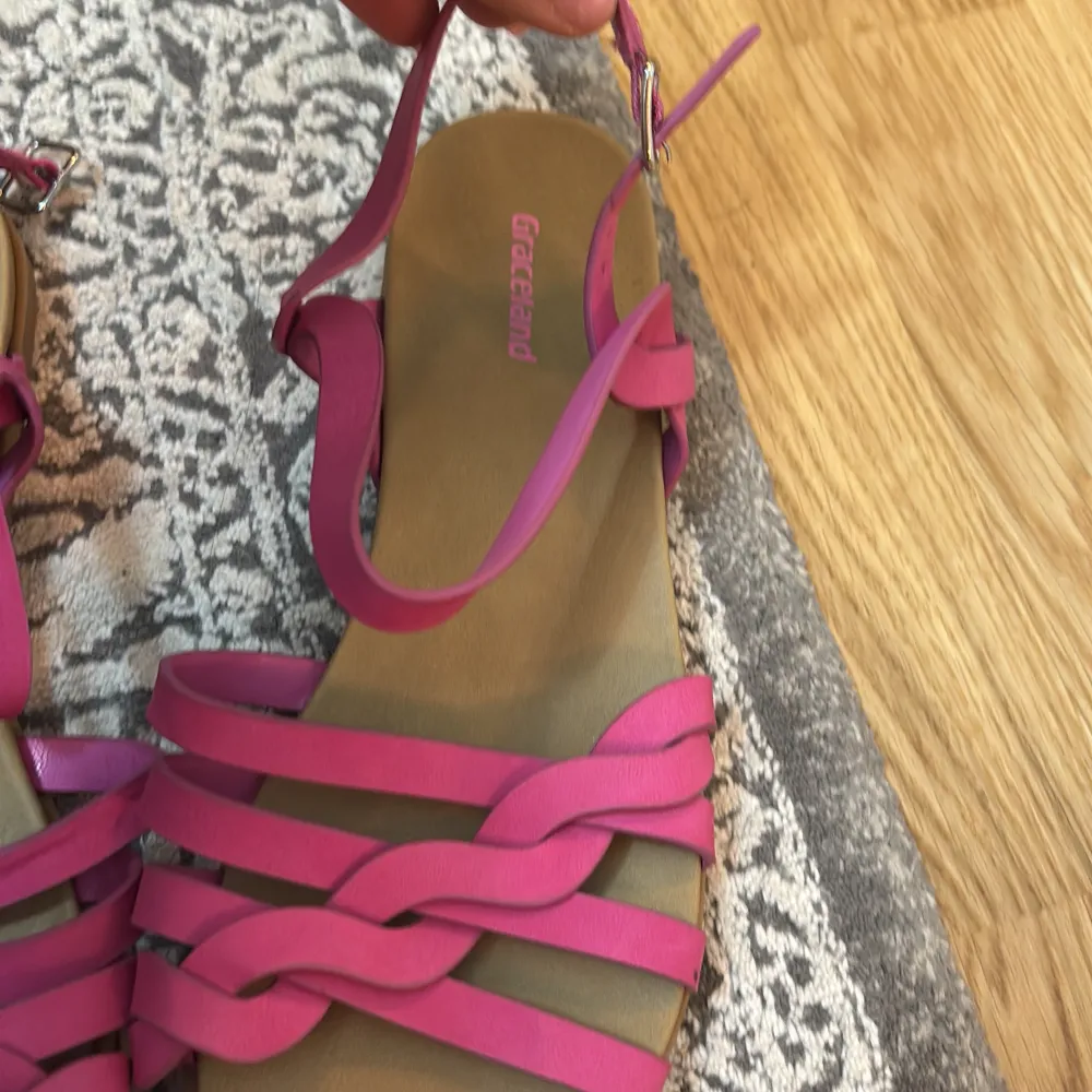 Snygga rosa sandaler från Graceland med flätade remmar och justerbart spänne. Perfekta för sommarens varma dagar.. Kengät.