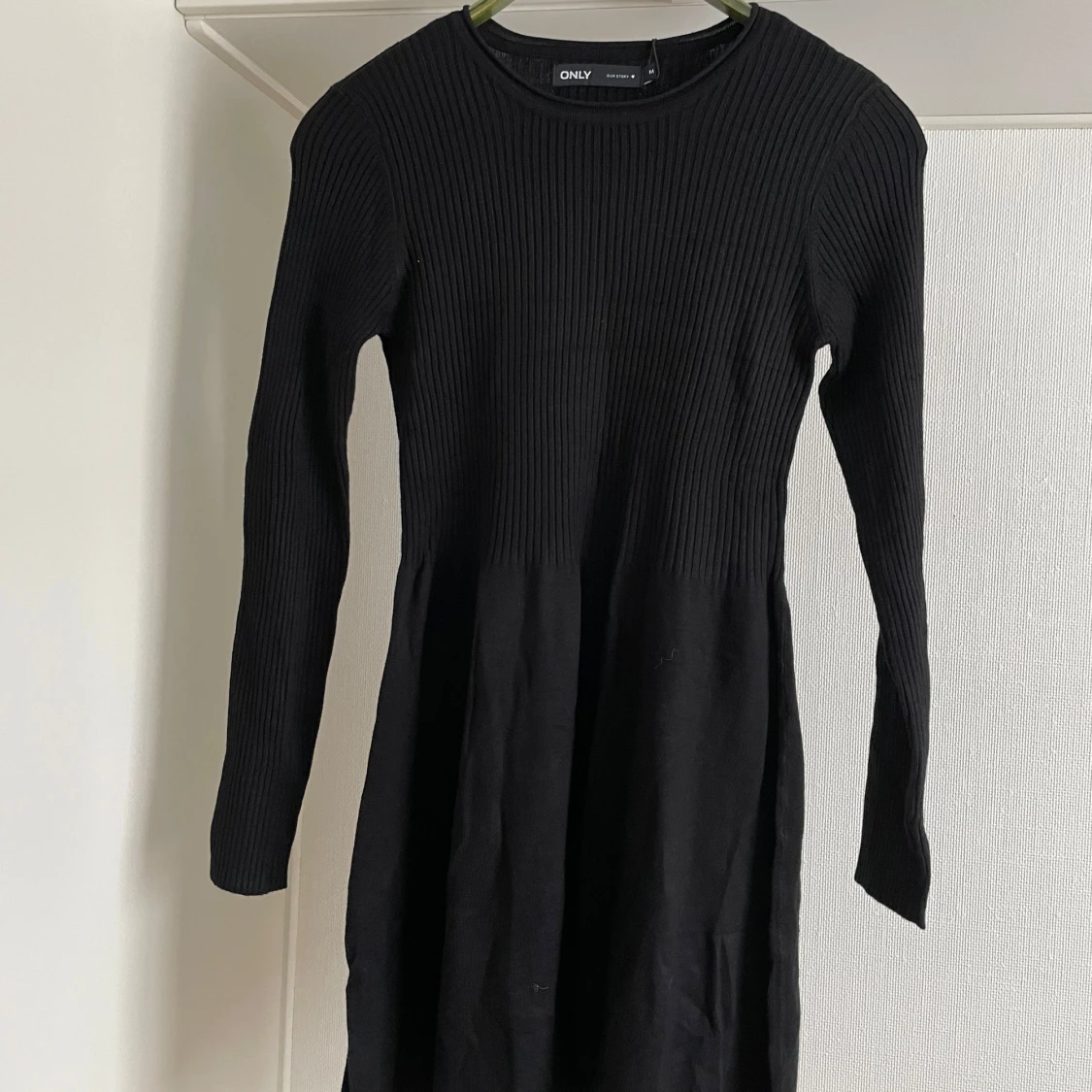 Svart ribbad klänning från Only M - 93