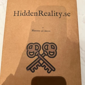 Hidden Reality - ”Mannen på åkern” Ett väldigt roligt spel man kan spela med familj, vänner eller par. Lös mordet :) 299 nypris  200kr med frakt 